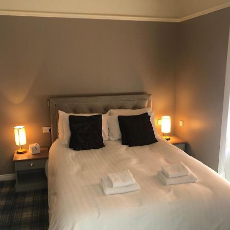 The Spinnaker Hotel Гурок Екстериор снимка