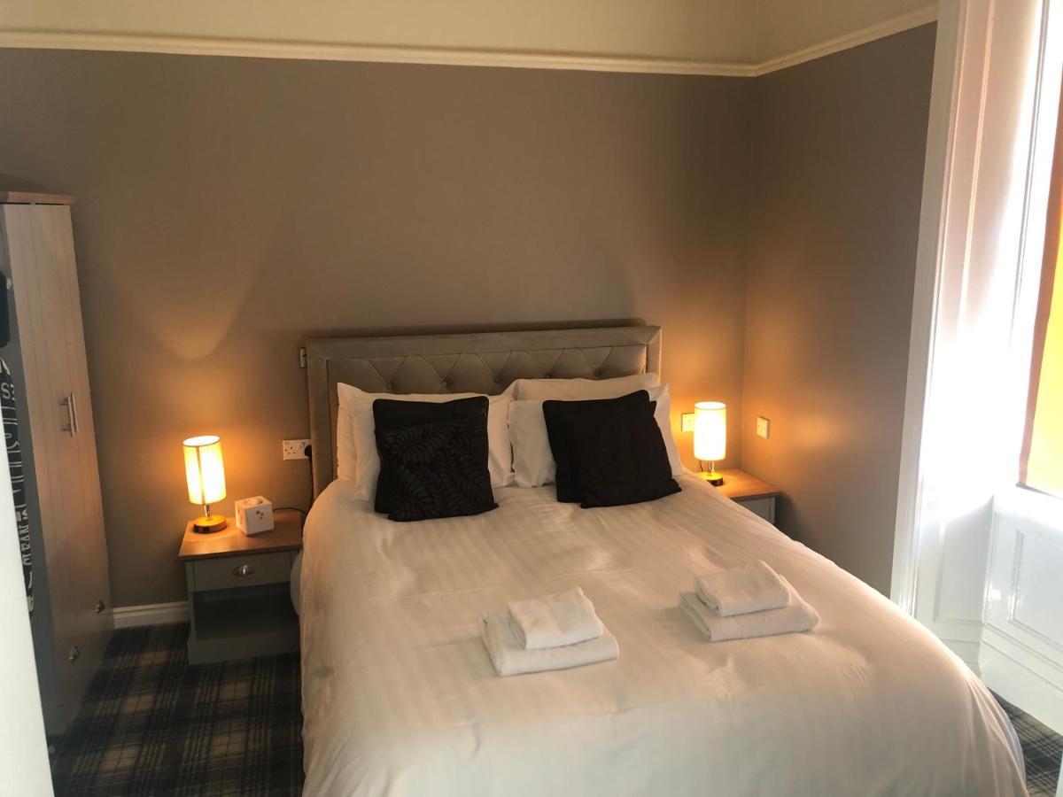 The Spinnaker Hotel Гурок Екстериор снимка