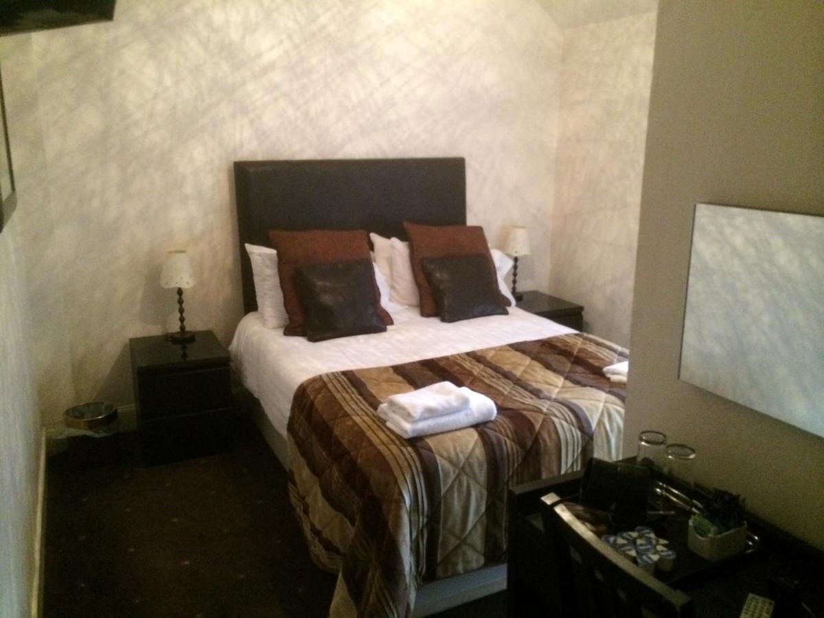 The Spinnaker Hotel Гурок Екстериор снимка