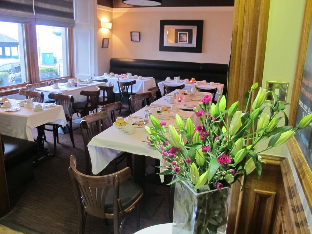 The Spinnaker Hotel Гурок Екстериор снимка